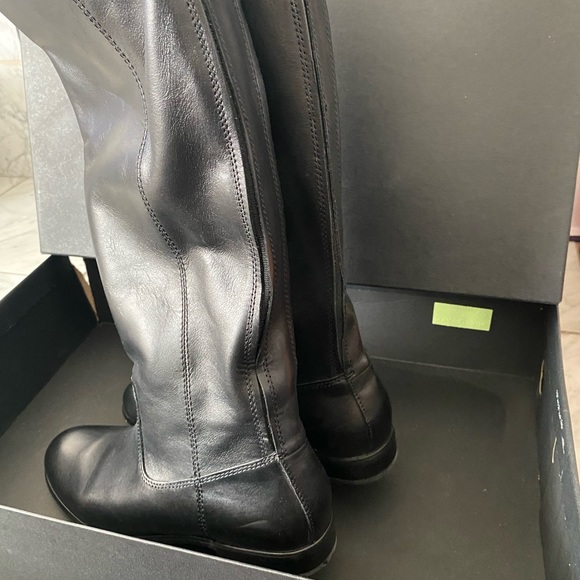 Gently used Kenneth Cole knee high boot. Comfortably fits an 14’ calf. - Picture 5 of 9